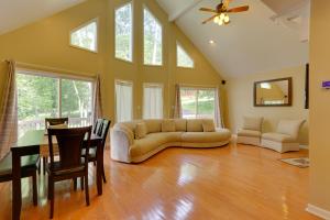 Pools, Hot Tub and More Bushkill Mountain Getaway!