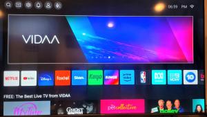 The Black Cockatoo - Secret Garden Treetops Home