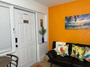 Sleeps 3, Casa Tropical in Miami