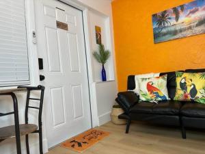 Sleeps 3, Casa Tropical in Miami