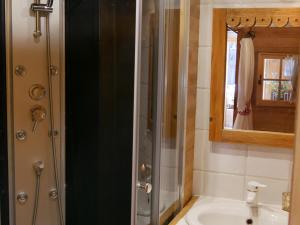 Appartement cosy 3 étoiles, 3 chambres, 2 salles de bains, centre village, proche télécabines et école de ski - FR-1-671-11