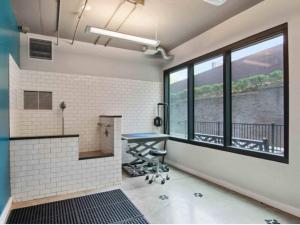 The Luxe -Highrise, Balcony, Year-round Pool, City View!