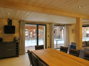 Chalet Luxueux aux Gets avec Jacuzzi, Proche des Pistes et du Centre, Idéal Familles et Groupes - FR-1-671-122