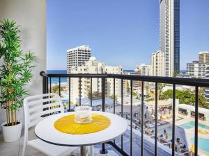 Stay in the heart of Surfers