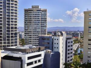 Stay in the heart of Surfers