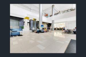 Stay in the heart of Surfers