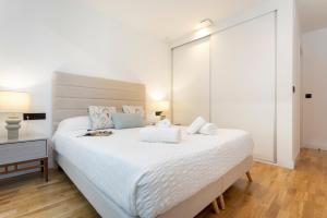 Malagueta Beach Front Luxury Apartment by Rent Me