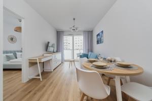 Blue Sky Apartment with Parking & Balcony by Renters