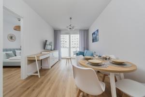 Blue Sky Apartment with Parking & Balcony by Noclegi Renters