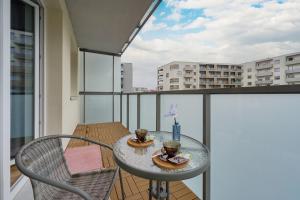 Blue Sky Apartment with Parking & Balcony by Renters