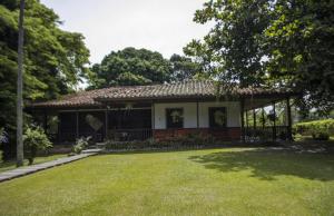 Casa Campestre con piscina Ideal para familias y grupos cerca de Buga
