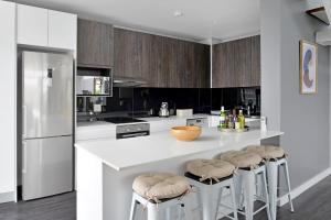 Gigi - Designer PH with 180° views of City, Moutain & Ocean