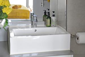 Leila - City Centre Apartment, stunning Mountain & City Views