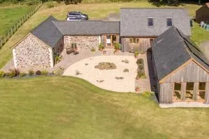 Spacious Luxury barn conversion - next to Tarka Trail cycle path - Monkleigh
