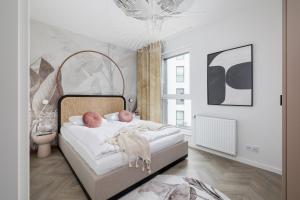 Deluxe Apartment Podskale 18 with Parking & Balcony in Kraków by Renters Prestige