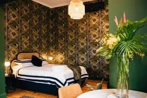 Rooms of Renown - The Gilded Globe - Leeton