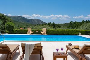 VILLA BEYBE with Jacuzzi, large private pool 50m2, BBQ,free WIFI, 3 bedrooms 