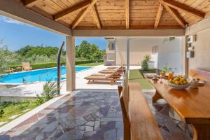 VILLA BEYBE with Jacuzzi, large private pool 50m2, BBQ,free WIFI, 3 bedrooms