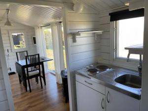 Stuga med panoramafönster över åker, paradis för fågelskådare och vandrare, självstäd efter besök