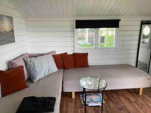 Stuga med panoramafönster över åker, paradis för fågelskådare och vandrare, självstäd efter besök