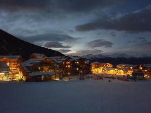 Appartements Les Orres 1800, les Chalets de Bois Mean, Vue Montagne a 200m des pistes : photos des chambres