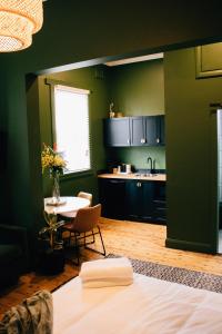 Litton Rooms of Renown - The Gilded Globe Single Room suite