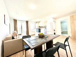 Kasper Coresi Mall - Rise Private Apartments & Suites