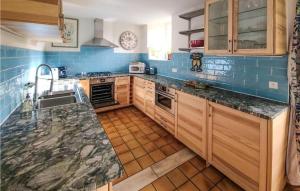 Maisons de vacances Lovely Home In Argentonnay With Wifi : photos des chambres