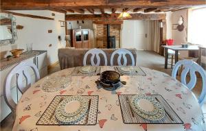 Maisons de vacances Awesome Home In Pouilly-sous-charlieu With Outdoor Swimming Pool And 1 Bedrooms : photos des chambres