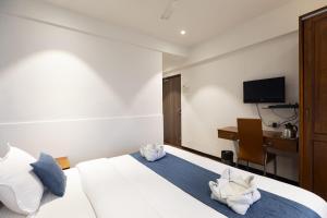 Hotel Q Deck Rooms - Vile Parle Station and Near to Mumbai Airport