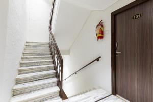 Hotel Q Deck Rooms - Vile Parle Station and Near to Mumbai Airport