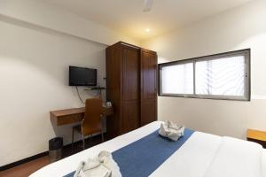 Hotel Q Deck Rooms - Vile Parle Station and Near to Mumbai Airport