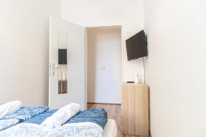 Attractive 1BR and 1 LR Apt Comfortable Design, Great Location