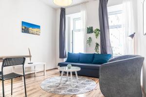 Attractive 1BR and 1 LR Apt Comfortable Design, Great Location