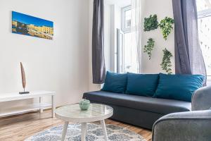 Attractive 1BR and 1 LR Apt Comfortable Design, Great Location