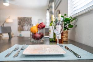 Beautiful Updated 2Bedroom Suite minutes to Downtown, Amazing Beaches, Restaurants, Theaters and MORE