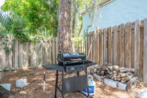 Beautiful Updated 2Bedroom Suite minutes to Downtown, Amazing Beaches, Restaurants, Theaters and MORE