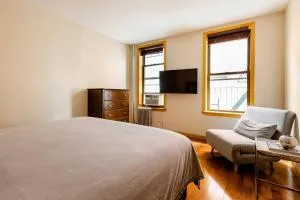 2 Bedroom King Bed Apartment - Chinatown
