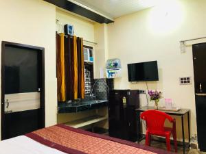 HOTEL TIP TOP -- LPU Law Gate -- Family, Students, Couples