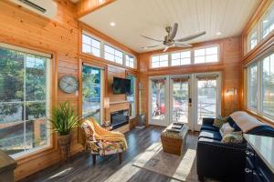 Shared Outdoor Pool and Patio Whitney Retreat!