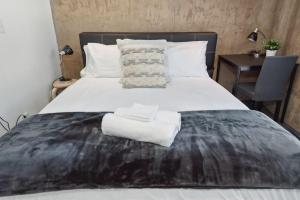 Group Stays Made Easy Opp Victoria Mkt by Custom Bnb Hosting