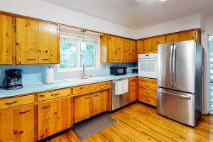 Steps to Lake Hollingsworth! Dog-Friendly Retreat