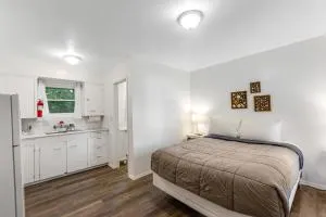 Cute as a Clam Cottage Room 2 - Oceanview