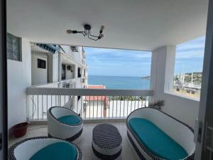 Lujoso, frente a la playa, con terraza y vista al mar .