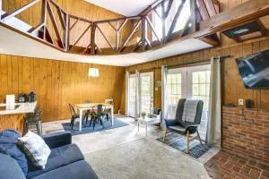 Secluded Jamestown Cabin with Fire Pit! - Columbia