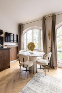 Luxurious & Central 2BD Apart for 4