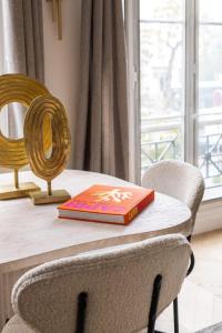 Luxurious & Central 2BD Apart for 4