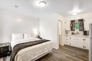 Cute as a Clam Cottage Room 5 - Oceanview