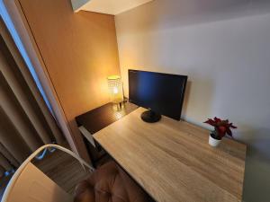 81 Newport C5 10i Balcony & Pool across NAIA T3