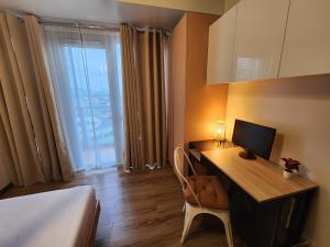 81 Newport C5 10i Balcony & Pool across NAIA T3